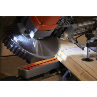 Торцовочная пила Black+Decker BES700