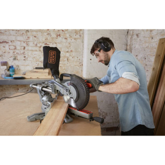 Торцовочная пила Black+Decker BES700