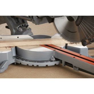 Торцовочная пила Black+Decker BES700