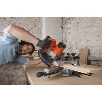 Торцовочная пила Black+Decker BES700
