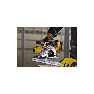 Аккумуляторная дисковая пила Dewalt DCS373NT-