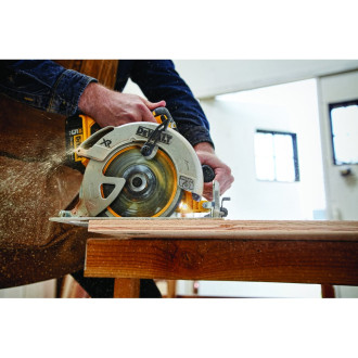 Дисковая пила Dewalt DCS570NT