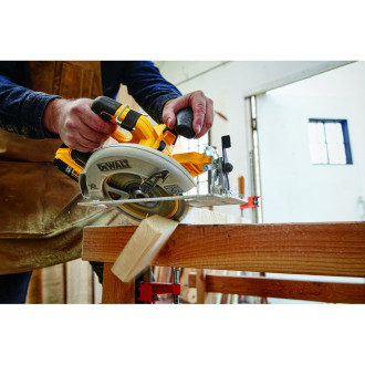 Дисковая пила Dewalt DCS570NT