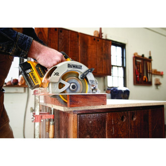 Дисковая пила Dewalt DCS570NT