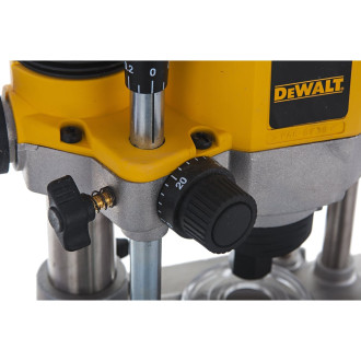 Фрезер Dewalt DW 621