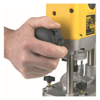 Фрезер Dewalt DW 621