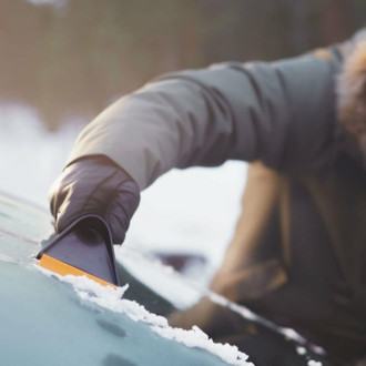 Скребок для снега Fiskars Solid