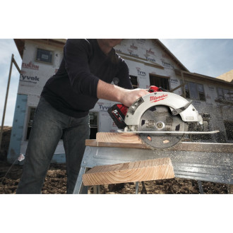 Аккумуляторная циркулярная пила Milwaukee M18 BLCS66-502X