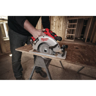 Аккумуляторная циркулярная пила Milwaukee M18 BLCS66-502X