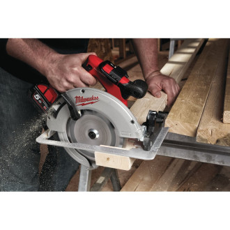 Аккумуляторная циркулярная пила Milwaukee M18 BLCS66-502X