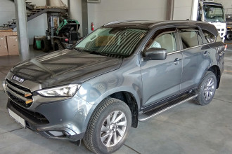 Дефлектор боковых окон Isuzu MU-X, 2021-, 4ч., темный / Исузу Д-макс