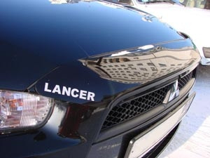Дефлектор капота темный MITSUBISHI LANCER 2007-2010 (короткий), NLD.SMILAN0712S / Митсубиси Лансер