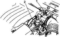 Место отсоединения (1) впускного воздушного шланга и вакуумного шланга (2) от дроссельного узла