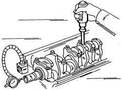 Проверка осевого свободного хода коленчатого вала с помощью измерительного прибора