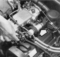 Контроль биения стержня клапана внутри направляющей втулки с помощью измерительного прибора VW387