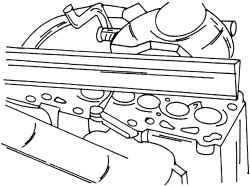 Проверка головки блока цилиндров на деформацию при помощи измерительной линейки и щупа