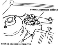  Удаление воздуха из системы питания Mazda 323