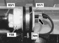  Снятие и установка запорного топливного клапана (только американские модели) Mercedes-Benz W163
