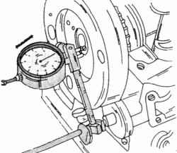 Проверка осевого зазора коленчатого вала