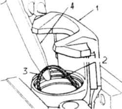 3.6 Извлечение манжеты 1.  Суппорт 2. Канавка в цилиндре 3. Манжета 4. Пластмассовый пинцет