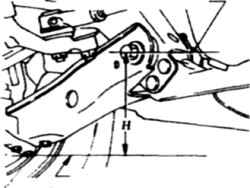 5.13а Размер Н, который следует выставить при регулировке торсиона на заднеприводных автомобилях 1. Центр оси нижнего рычага подвески 2. Бот крепления растяжки