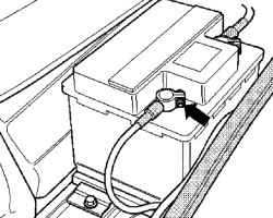Затягивание гайки крепления клеммы аккумуляторной батареи