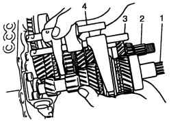 Снятие ведущего вала, промежуточного вала и вала переключения повышенных передач