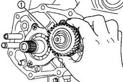 Снятие шестерни (1) пятой передачи вторичного вала