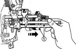 Снятие вала переключения пятой—задней передач (1)