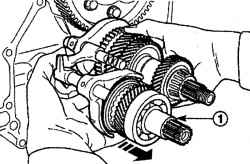 Направление снятия зубчатого механизма и вала переключения первой-второй передач в сборе (1)