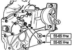Расположение болтов а и гайки b крепления коробки передач и моменты их затягивания
