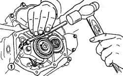 Использование молотка и зубила для снятия пальца (1) вилки переключения пятой передачи