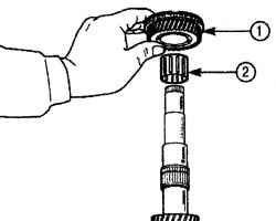 Установка подшипника (1) шестерни третьей передачи и зубчатого кольца (2) синхронизатора третьей передачи