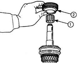 Установка на первичный вал подшипника (1) и шестерни (2) четвертой передачи