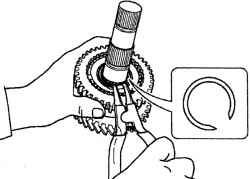 Снятие стопорного кольца синхронизатора первой-второй передач
