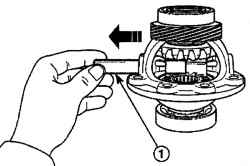 Извлечение вала (1) из коробки дифференциала