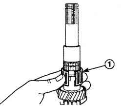 Снятие подшипника (1) шестерни третьей передачи первичного вала