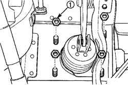 Расположение гаек (1) крепления вакуумного усилителя тормозов