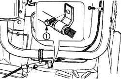 Расположение болта (1) крепления левой ветви троса стояночного тормоза